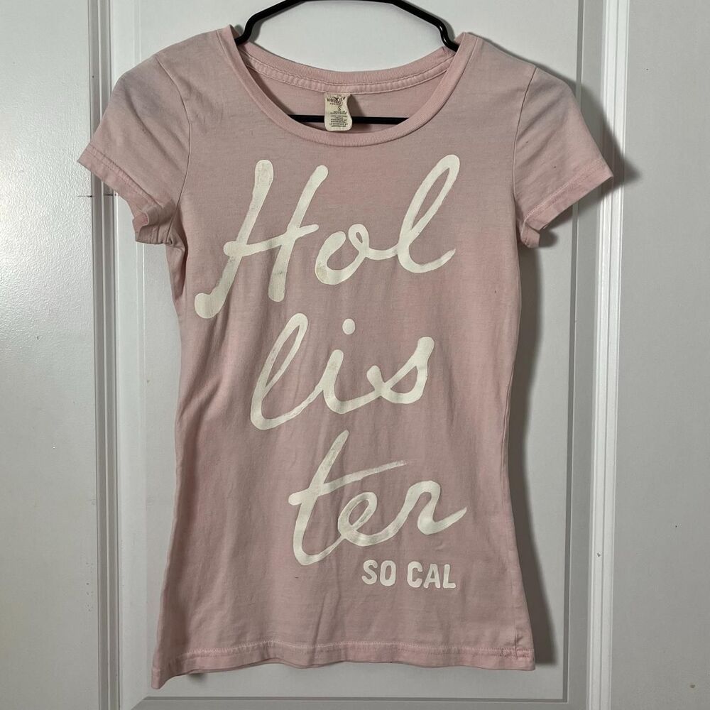 Vintage Y2K Hollister Light Pink Short Sleeves Form Fitting Graphic Tee (Size S)